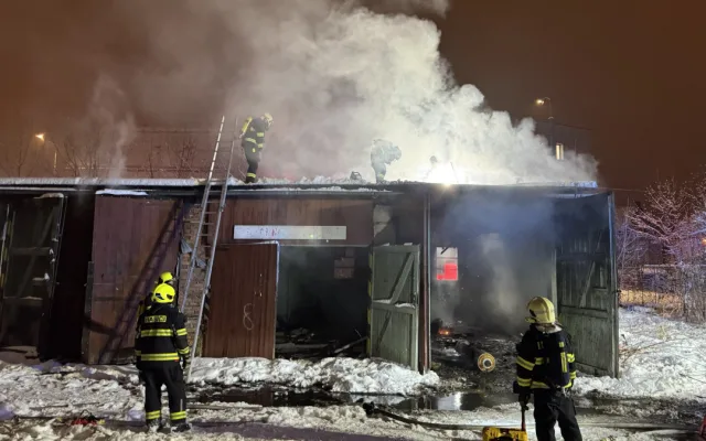 Zásah hasičů v Liberci. Nad ránem hořely garáže nedaleko vlakového nádraží