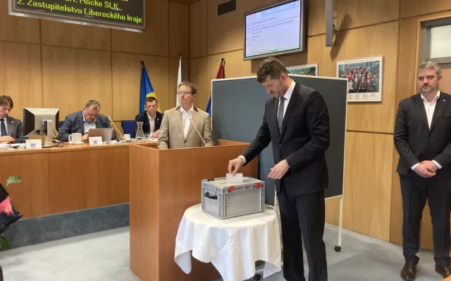Tajné hlasování o odvolání hejtmana Libereckého kraje. Hlasovací lístek vhazuje do urny Jan Sviták.