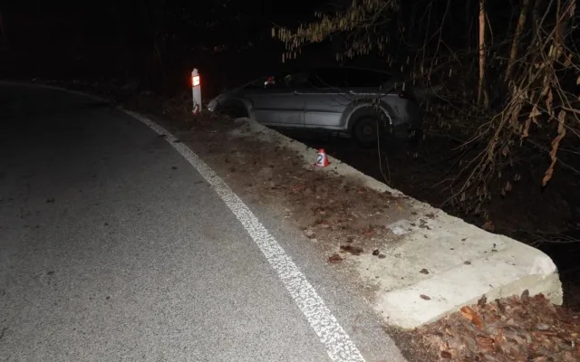 Opilý řidič na Frýdlantsku nevybral zatáčku a havaroval. Nadýchal přes dvě promile