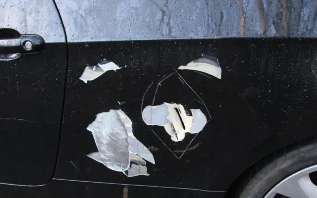 V České Lípě se Vandal vyřádil na zaparkovaném BMW
