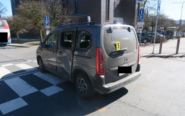 Nehoda u letního kina v Jablonci. Řidič auta nedal přednost motorce
