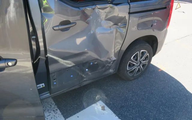 Nehoda u letního kina v Jablonci. Řidič auta nedal přednost motorce