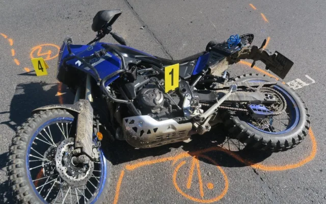 Nehoda u letního kina v Jablonci. Řidič auta nedal přednost motorce