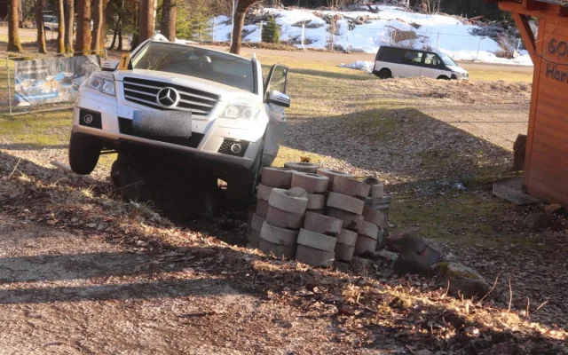 Spěch na vlak se málem nevyplatil. Špatně zabržděné auto skoro přejelo řidičku