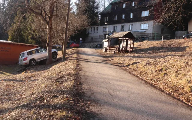 Spěch na vlak se málem nevyplatil. Špatně zabržděné auto skoro přejelo řidičku