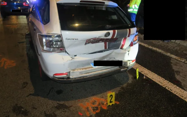 Mladá řidička za jízdy ladila rádio. Nestihla zabrzdit a bourala auto před sebou
