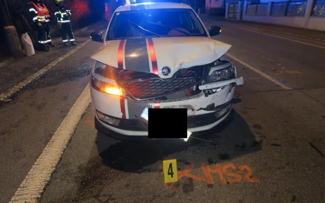 Mladá řidička za jízdy ladila rádio. Nestihla zabrzdit a bourala auto před sebou