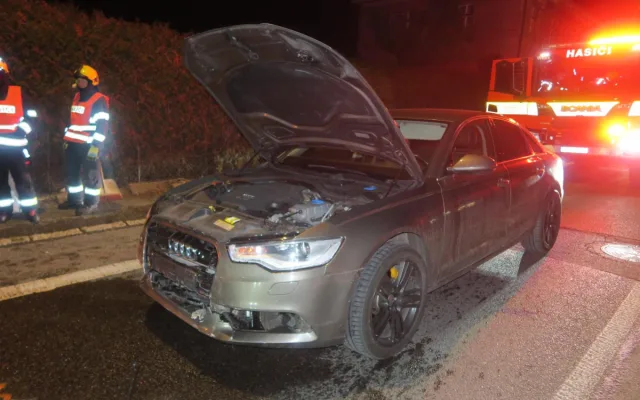 Mladá řidička za jízdy ladila rádio. Nestihla zabrzdit a bourala auto před sebou