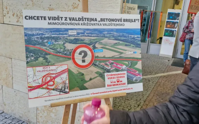 Lidé v Turnově protestovali proti plánované silnici 35 vedoucí Českým rájem. Je na čase začít se stavbou, kontruje ministr Kupka