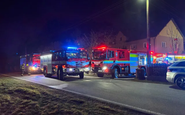 V Novinách pod Ralskem na Českolipsku hoří rodinný dům. Podle hasičů uvnitř nikdo není