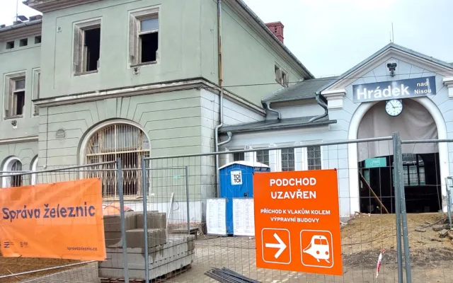 Proměna nádraží v Chrastavě a Hrádku nad Nisou pokračuje, v dubnu začne půlroční výluka vlaků