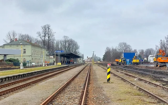 Proměna nádraží v Chrastavě a Hrádku nad Nisou pokračuje, v dubnu začne půlroční výluka vlaků