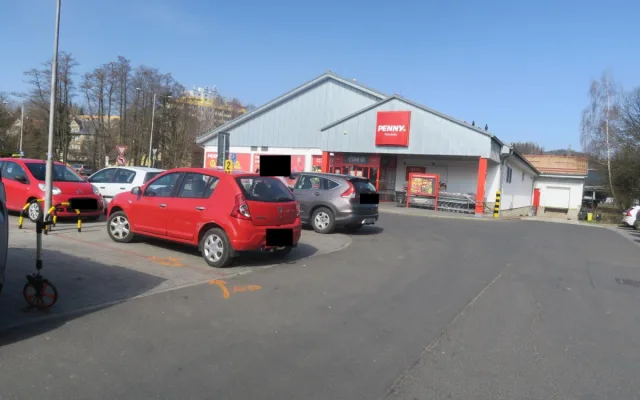 Na parkovišti u jabloneckého Penny narazil do jiného vozu a ujel. Řidiče černé Oktávky teď hledá policie