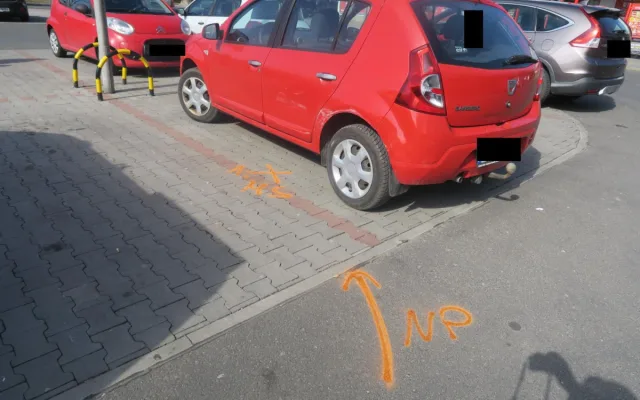 Na parkovišti u jabloneckého Penny narazil do jiného vozu a ujel. Řidiče černé Oktávky teď hledá policie