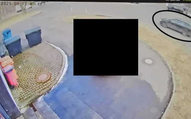 Na parkovišti u jabloneckého Penny narazil do jiného vozu a ujel. Řidiče černé Oktávky teď hledá policie