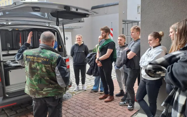 Budoucí záchranáři měli možnost nahlédnout do práce policie
