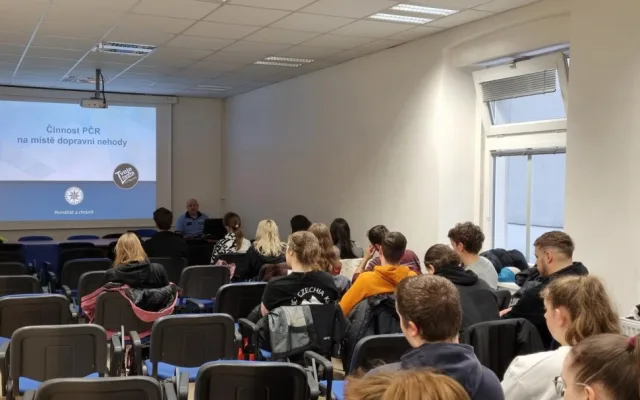Budoucí záchranáři měli možnost nahlédnout do práce policie