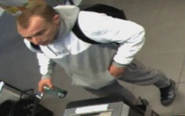 Znáte muže na fotkách? Platil nákupy cizí kartou, s pomocí snímků z kamer kas ho hledá policie