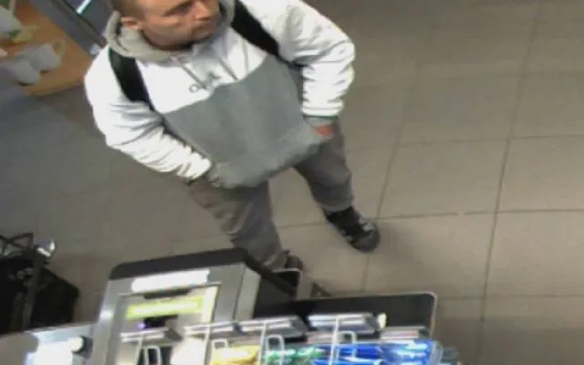 Znáte muže na fotkách? Platil nákupy cizí kartou, s pomocí snímků z kamer kas ho hledá policie