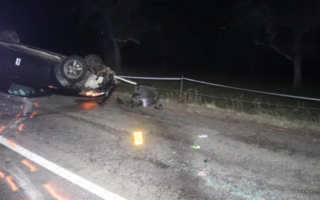 Mladý řidič se chtěl vyhnout srnce, zpanikařil ale a otočil auto na střechu