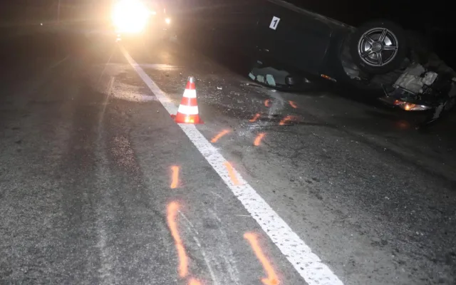Mladý řidič se chtěl vyhnout srnce, zpanikařil ale a otočil auto na střechu