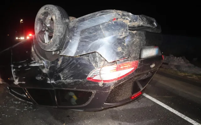 Mladý řidič se chtěl vyhnout srnce, zpanikařil ale a otočil auto na střechu