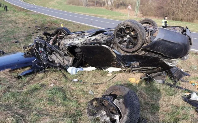 Narozeninový zázrak pro řidiče BMW. Bouračku, po které z jeho auta zůstala jen hromada plechu, přežil