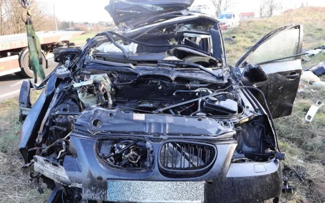 Narozeninový zázrak pro řidiče BMW. Bouračku, po které z jeho auta zůstala jen hromada plechu, přežil