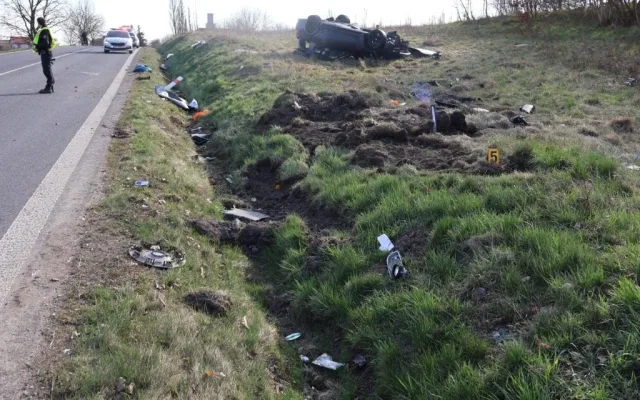Narozeninový zázrak pro řidiče BMW. Bouračku, po které z jeho auta zůstala jen hromada plechu, přežil