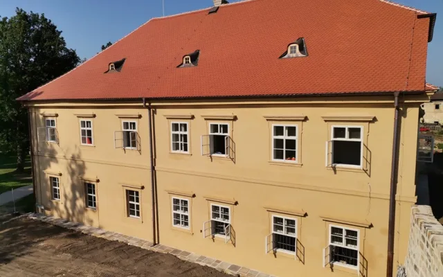 V Zákupech se dnes veřejnosti poprvé otevírá obnovená konírna, která připomíná barokní katedrálu