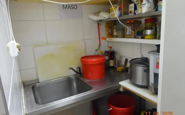 Inspektoři zavřeli asijskou restauraci v Liberci, kde myli nádobí bez teplé vody