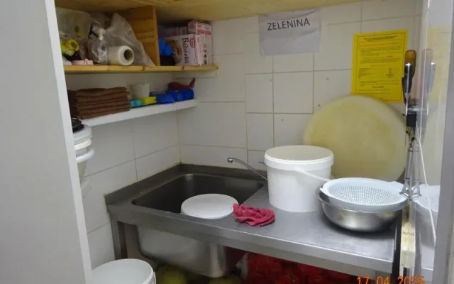 Inspektoři zavřeli asijskou restauraci v Liberci, kde myli nádobí bez teplé vody