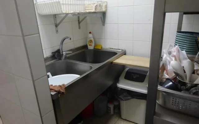 Inspektoři zavřeli asijskou restauraci v Liberci, kde myli nádobí bez teplé vody