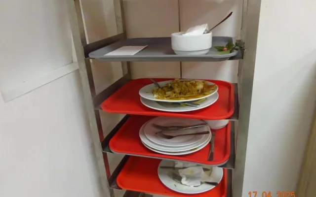 Inspektoři zavřeli asijskou restauraci v Liberci, kde myli nádobí bez teplé vody