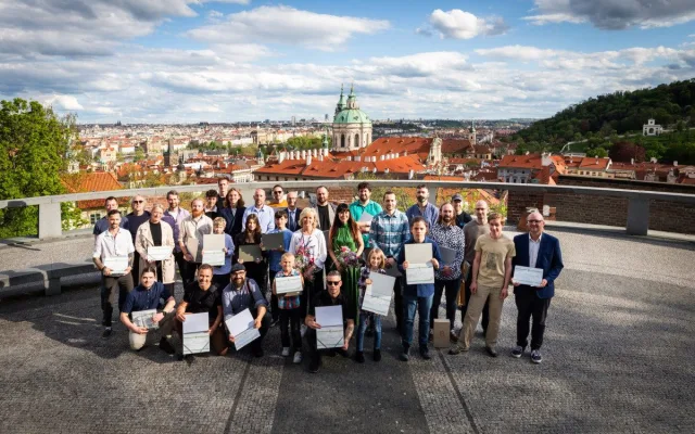 Všichni vítězové soutěže Czech Nature Photo a Czech Photo Junior s manželkou prezidenta Evou Pavlovou/Oldřich Drnec