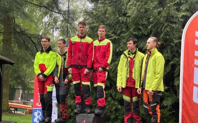 Tým Střední školy hospodářské a lesnické Frýdlant se stal nejlepším českým týmem soutěže Dřevorubec junior 2025.