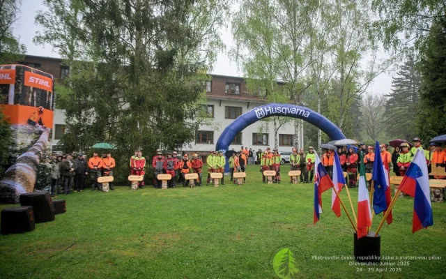 Dřevorubec junior 2025 - slavnostní nástup týmů.
