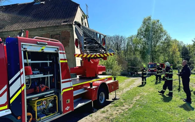 Hrádečtí hasiči zachraňovali poštolku lapenou v jutovině na kraji střechy