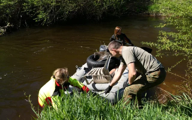 Při úklidu Smědé ve Višňové našli dobrovolníci i malou loď či popelnici