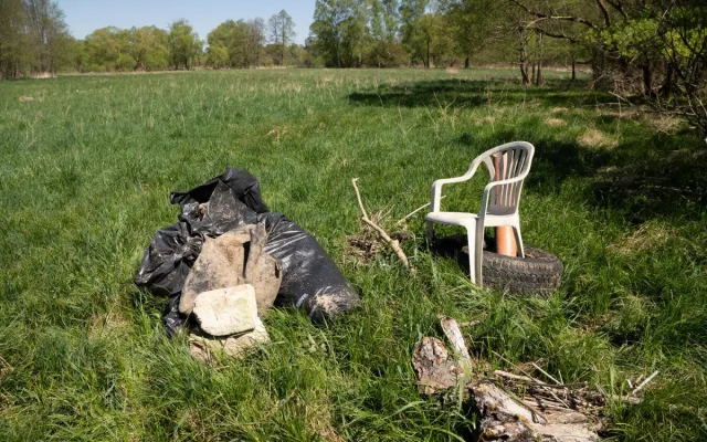 Při úklidu Smědé ve Višňové našli dobrovolníci i malou loď či popelnici