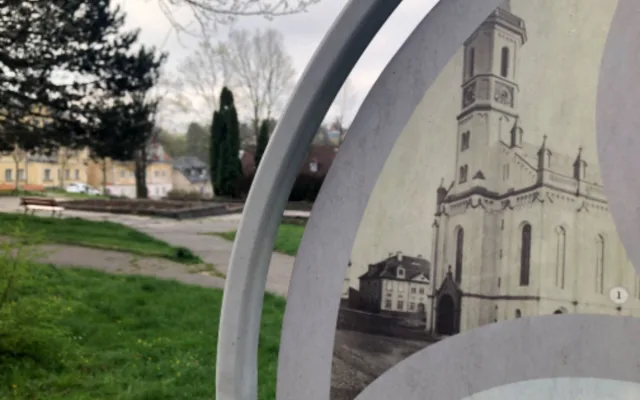 U místa, kde až do roku 1976 stával evangelický kostel, je dnes naučná tabule. Foto: David Pluhař