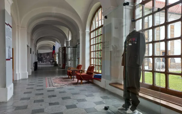 Výstava v České Lípě ukazuje, jak se v čase měnil výklad konce II. světové