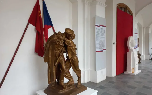 Výstava v České Lípě ukazuje, jak se v čase měnil výklad konce II. světové