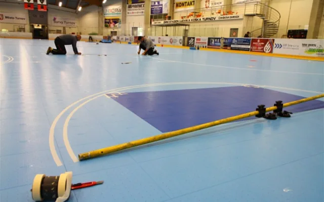 Turnovský zimák nově v provozu i v létě. Led nahradil povrch pro sálové sporty