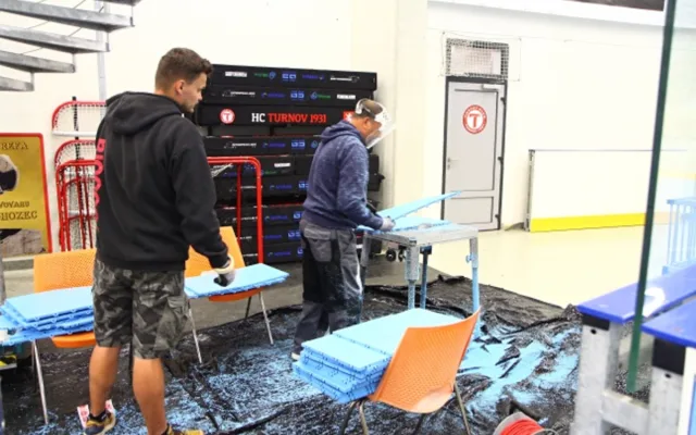 Turnovský zimák nově v provozu i v létě. Led nahradil povrch pro sálové sporty