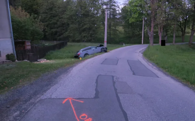 Se třemi promile se proháněl Rádlem, zastavil ho až sloup elektrického vedení