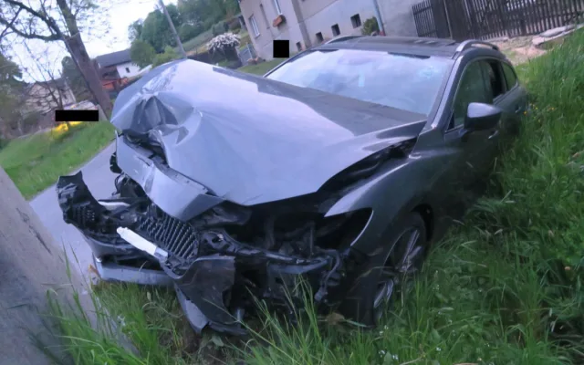 Se třemi promile se proháněl Rádlem, zastavil ho až sloup elektrického vedení