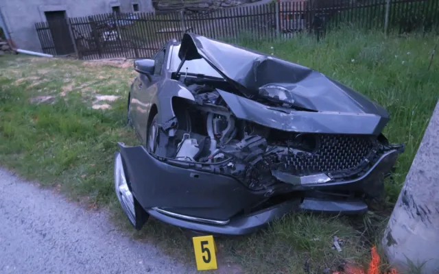 Se třemi promile se proháněl Rádlem, zastavil ho až sloup elektrického vedení