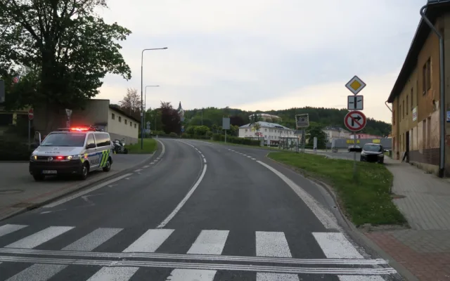 Srážka auta s čtyřkolkou v Tanvaldu. Řidička nedala přednost