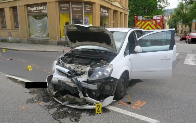Srážka v Jablonci. Dodávka nedostala přednost a skončila na střeše